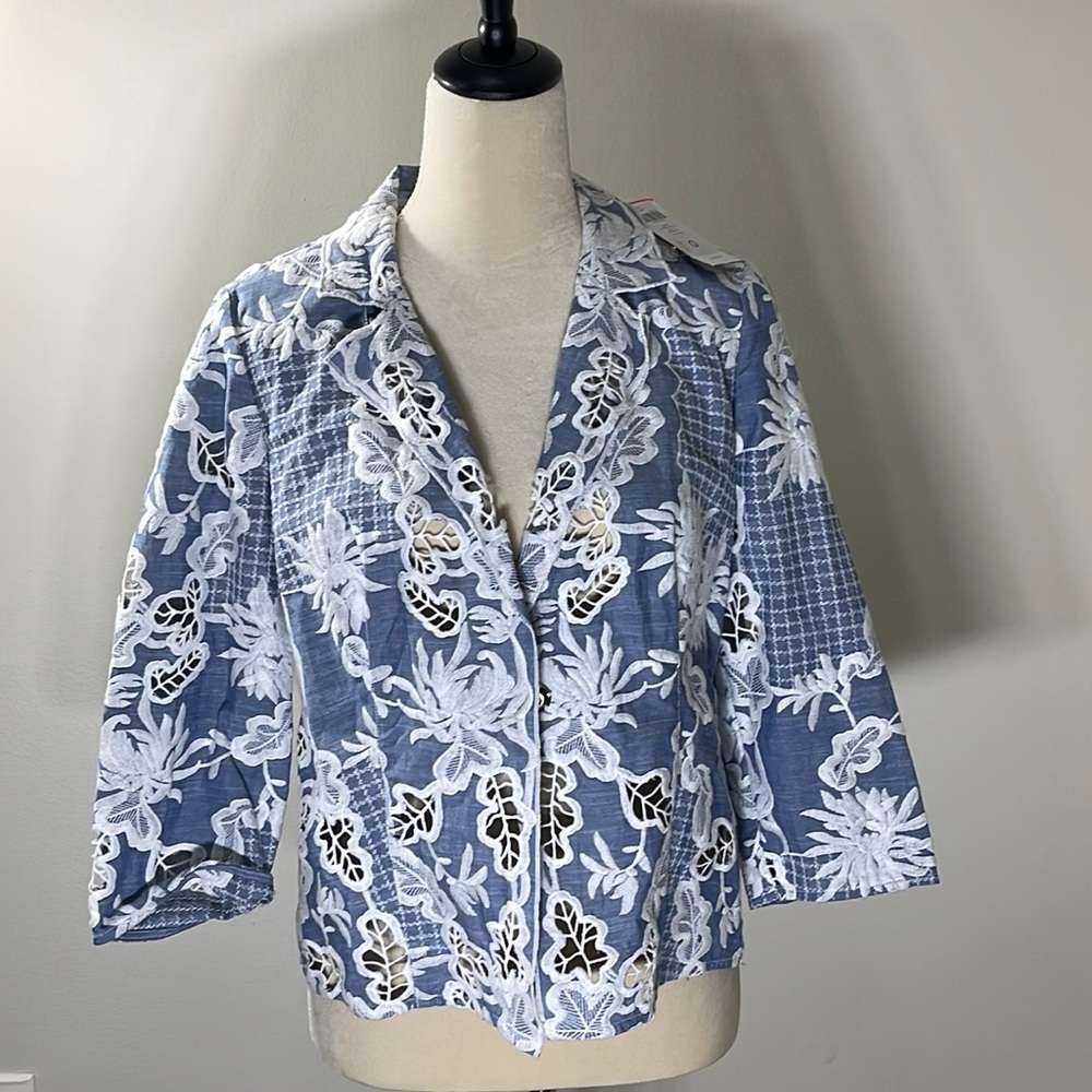 CHICOS LACE LONG SLEEVE JACKET,  NEVER WORN, SIZE 0